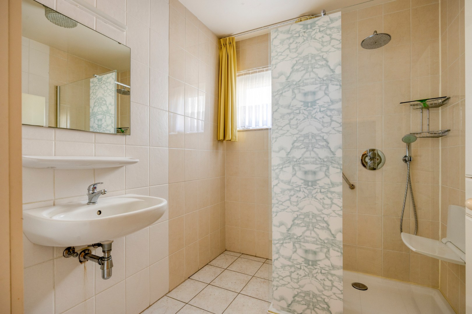 Gelijkvloers appartement met 3 slpk., ruim terras en ondergrondse garagebox in hartje Leopoldsburg 