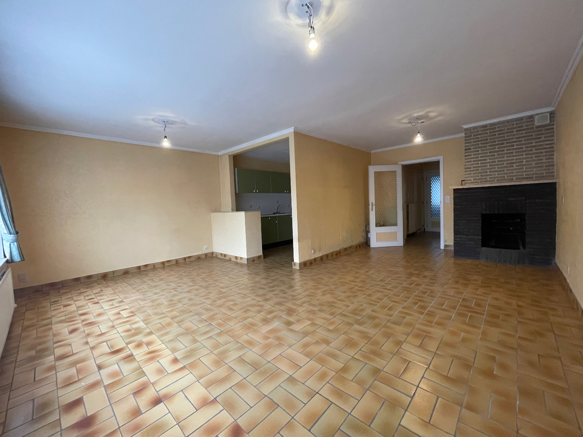 Gelijkvloers appartement met 2 slaapkamers en garage te centrum Roeselare 