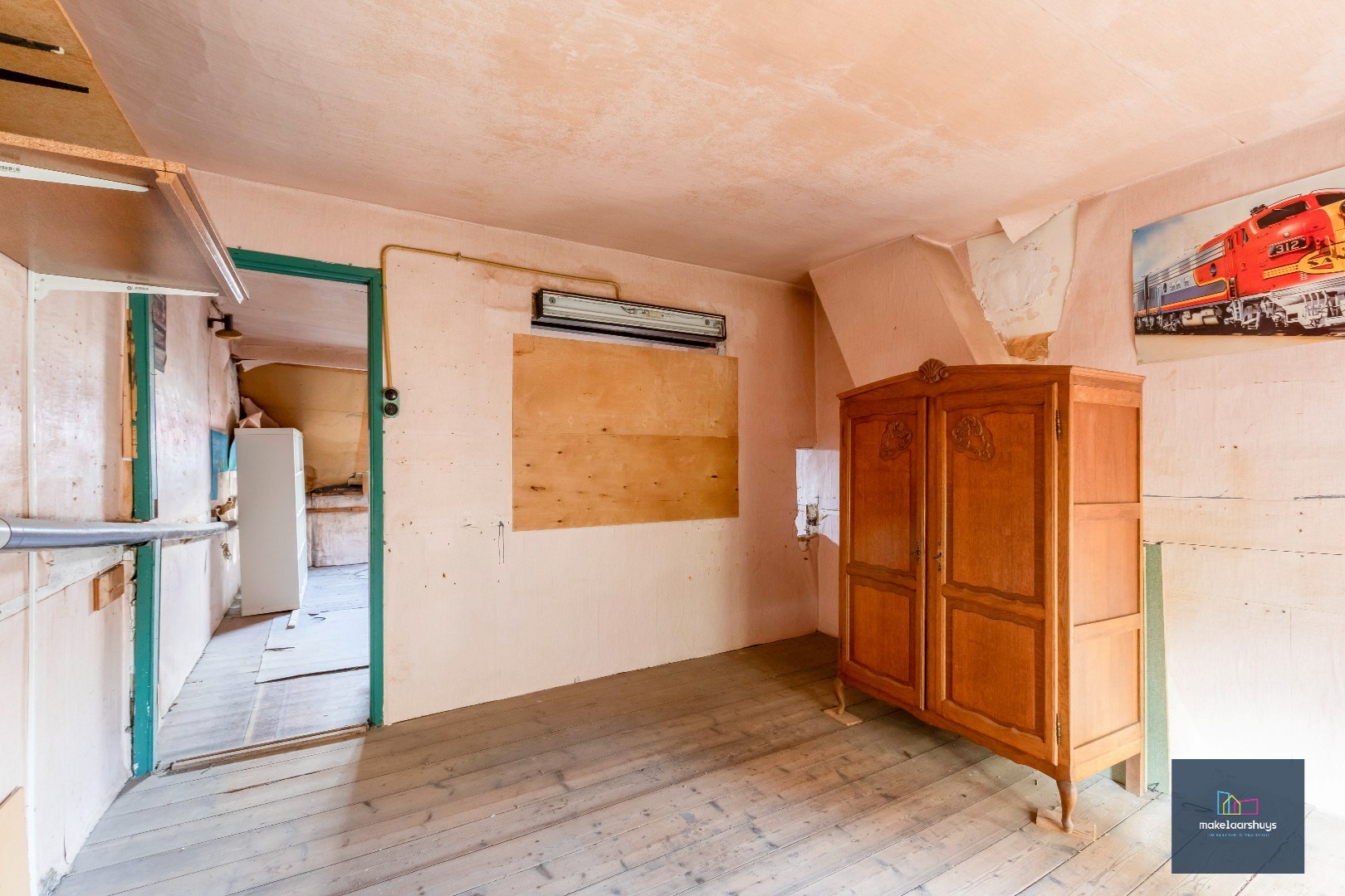 Charmante op te frissen rijwoning met ruime stadstuin 