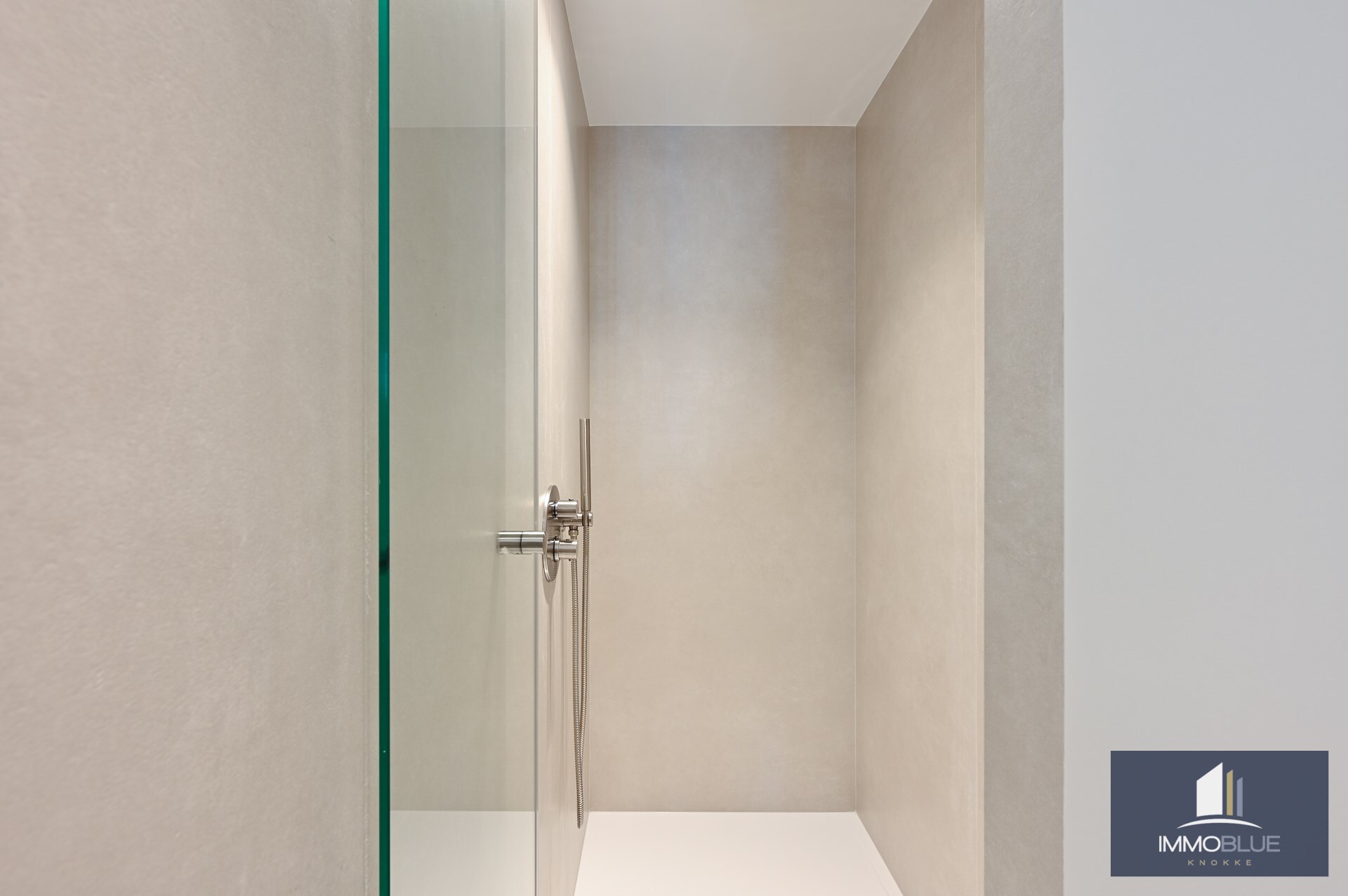Appartement élégant et entièrement rénové, situé à deux pas de la mer. 