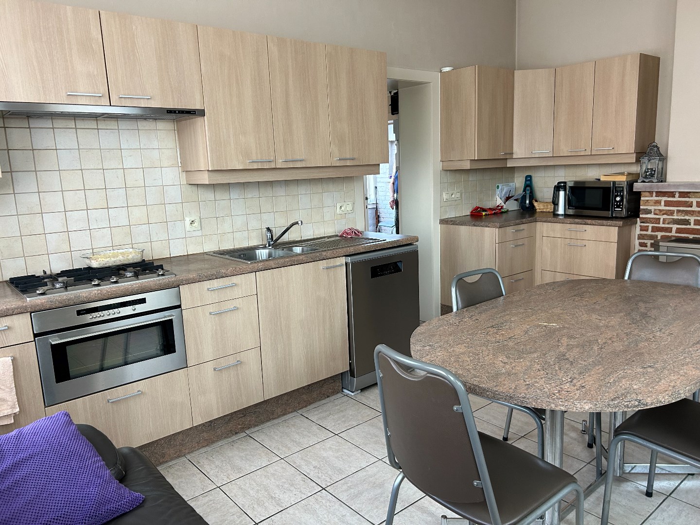 Grote en stevige woning, met garages, bergruimte en tuin op 1.324m² 