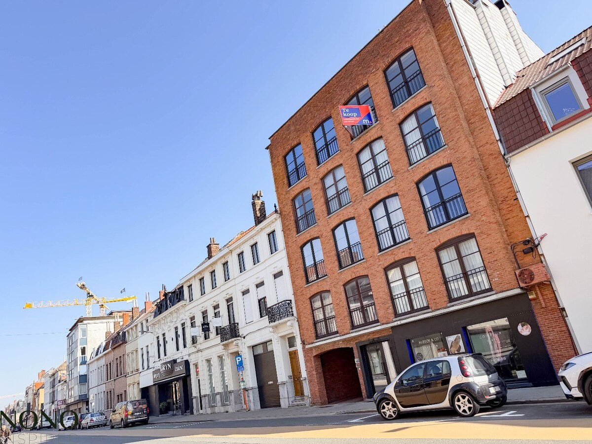 Fantastisch 2-slaapkamer appartement met staanplaats en terras pal in de Doorniksewijk ! 