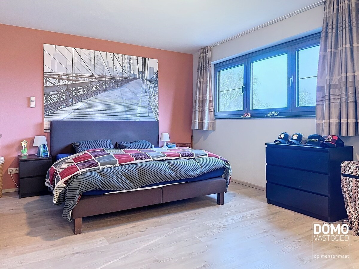 Instapklare en zeer ruime woning te Kuringen. 