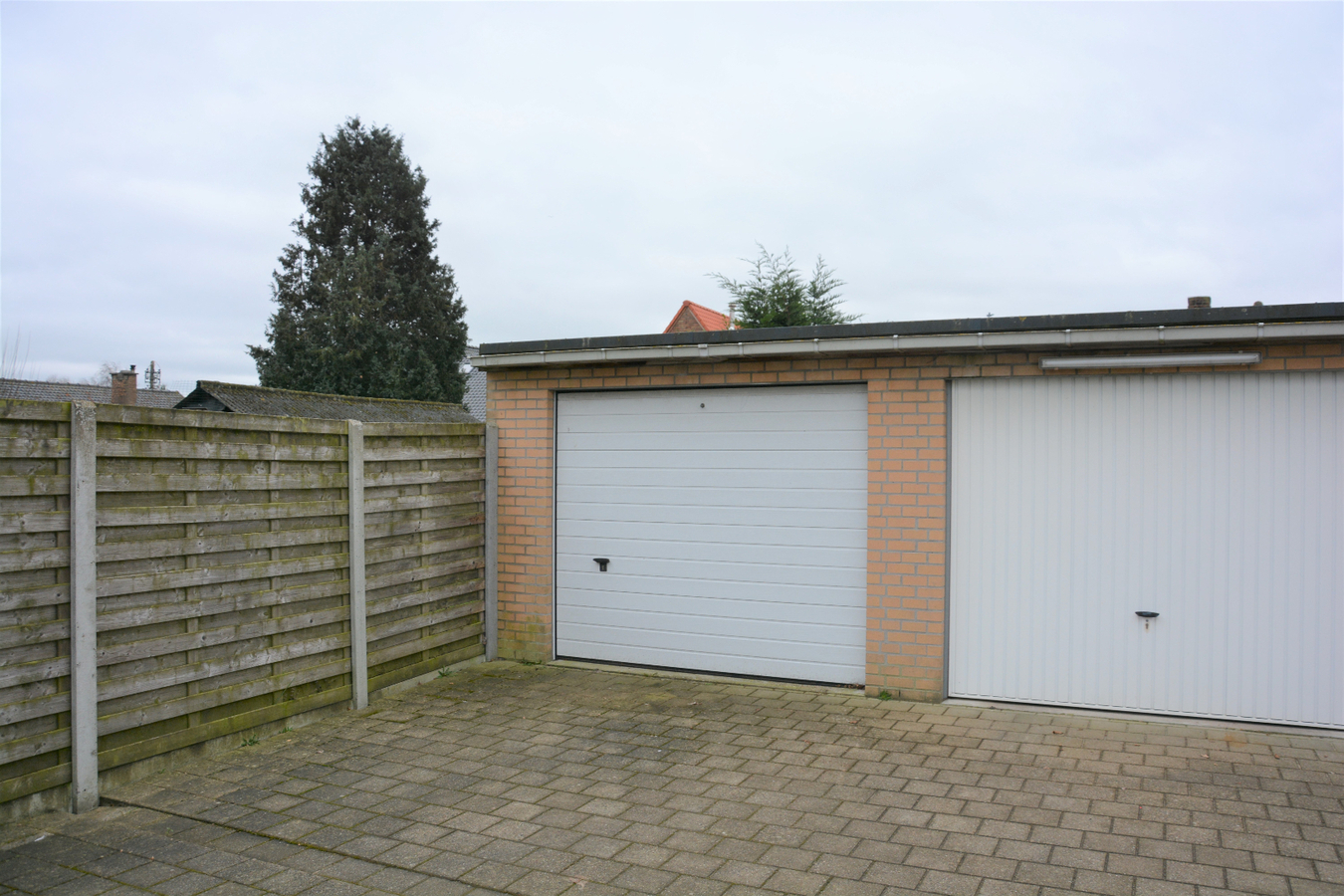 Gelijkvloers appartement met tuin en garage 