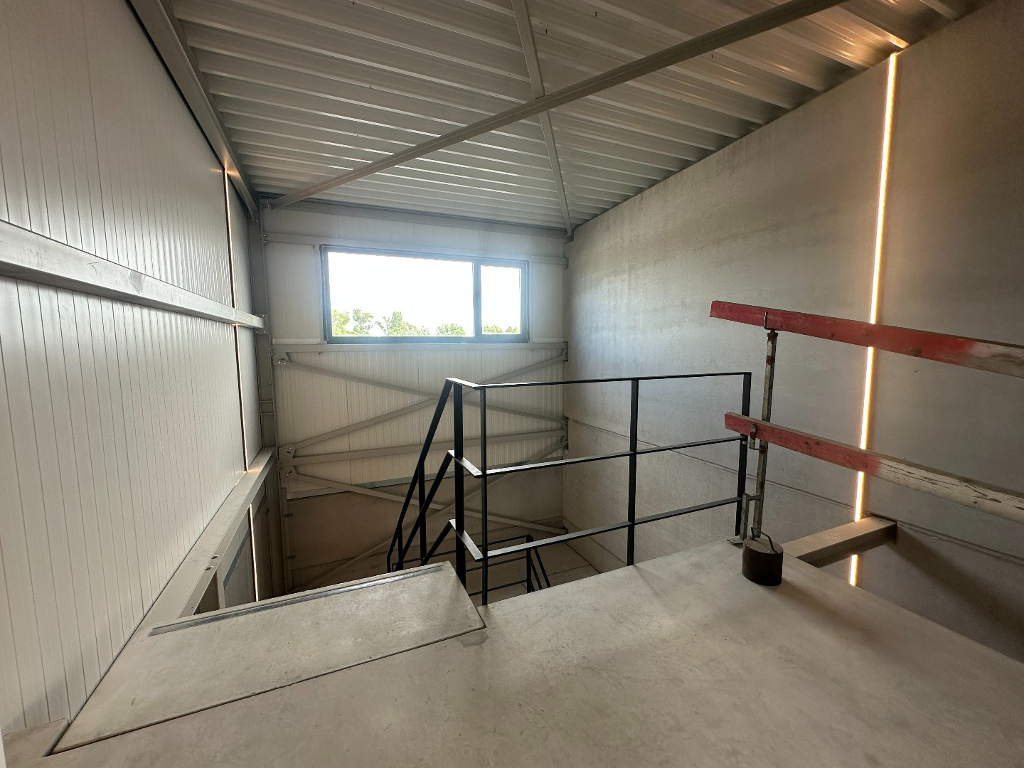Prachtige kantoorruimte, 275 m², met private parking, gunstig gelegen te Torhout. 
