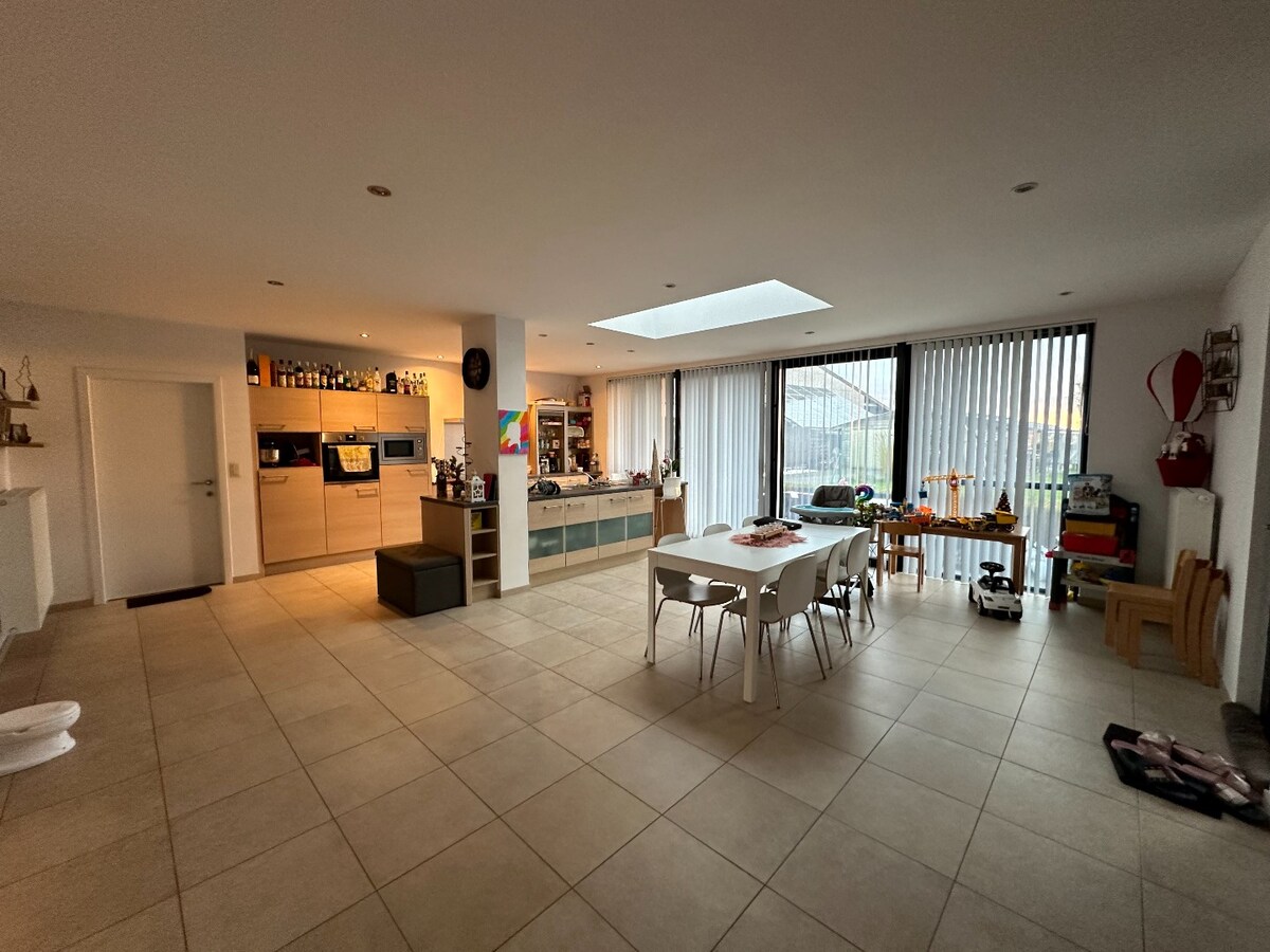 Volledig vernieuwde woning met dubbele garage 