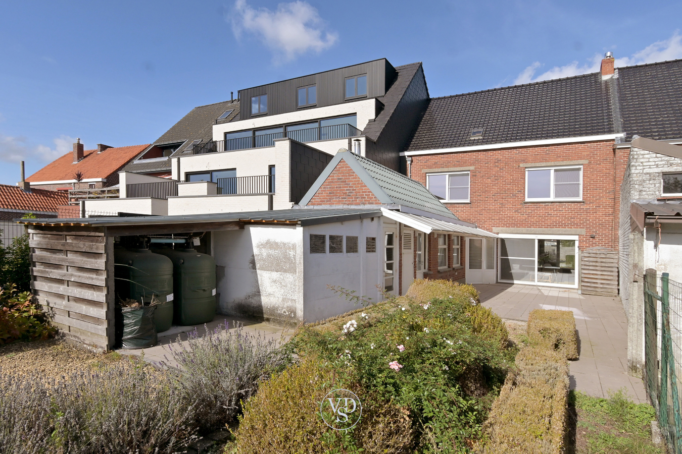 Degelijke woning met mogelijkheden, nabij centrum Zingem. 
