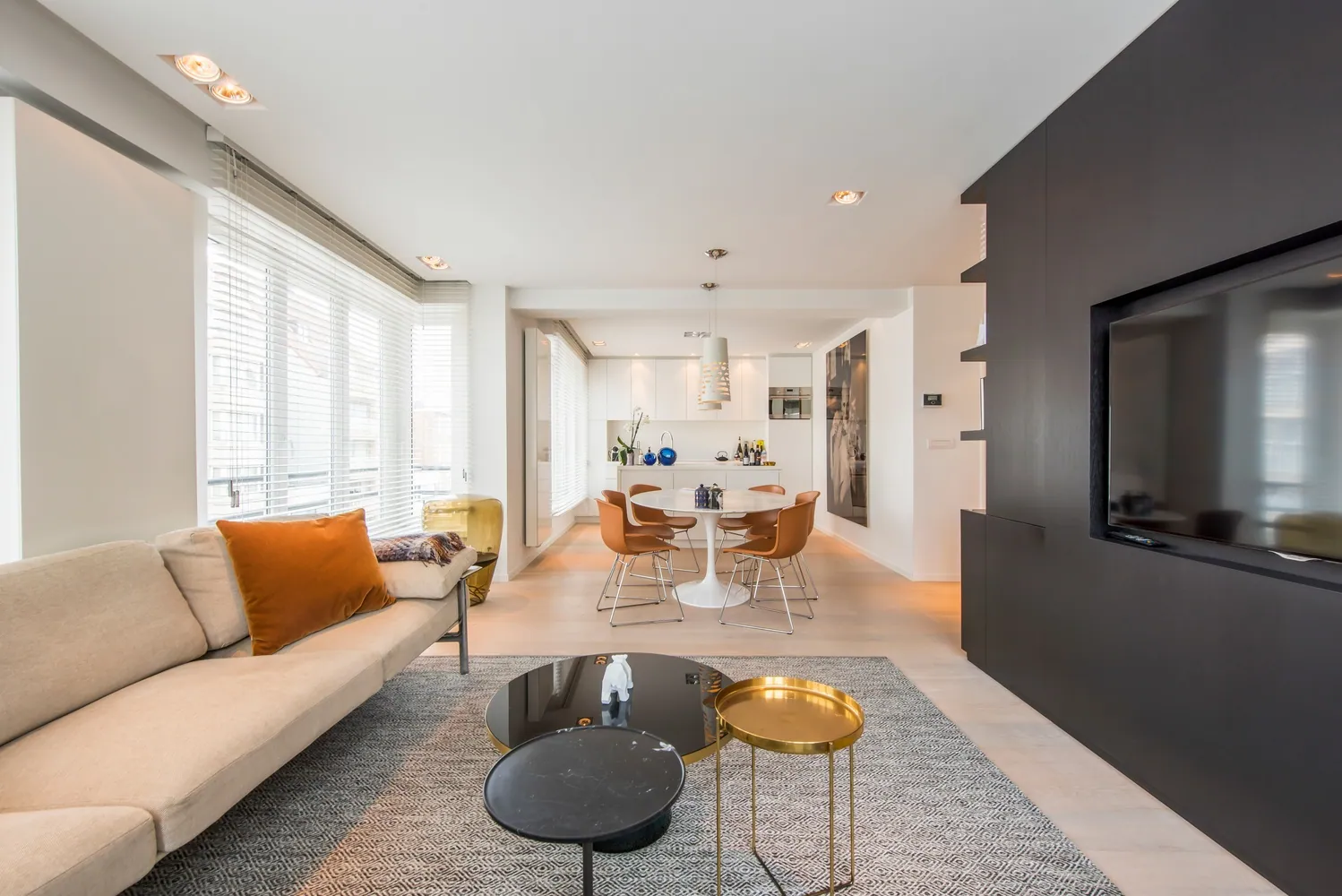 Prachtig hoekappartement met 3 slaapkamers en gevelbreedte van 9,5 m op de hoek van de Dumortierlaan met de Diksmuidestraat. 