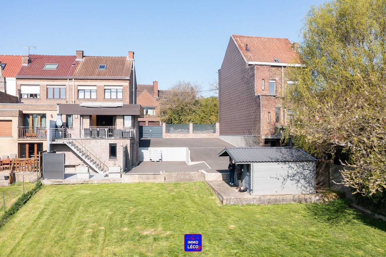 3 façades érigée sur 875m² avec terrain à bâtir, parking privé, double garage. 