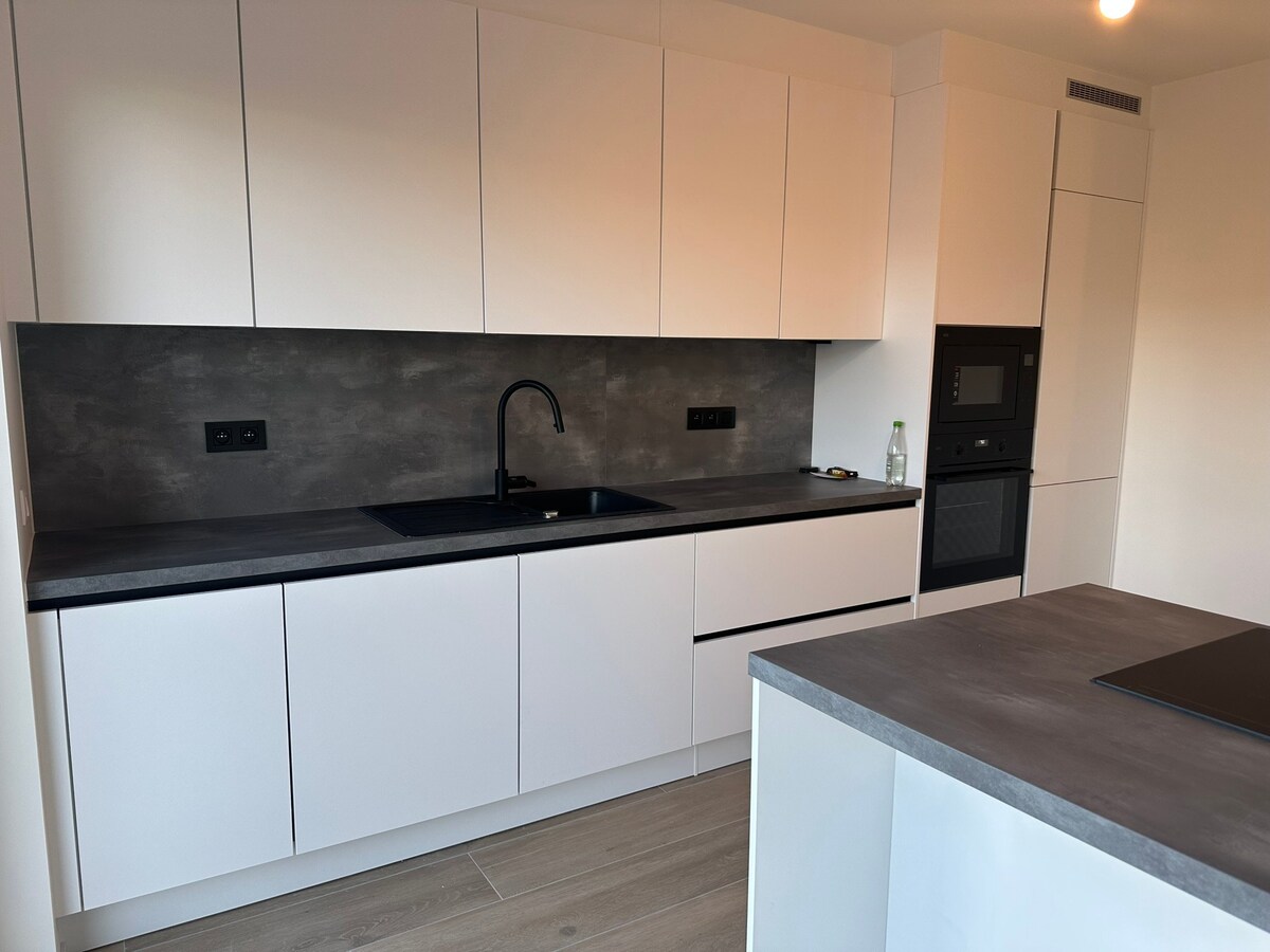 OPTIE!  NIEUW  gelijkvloers appartement met 3 slaapkamers en tuin. 