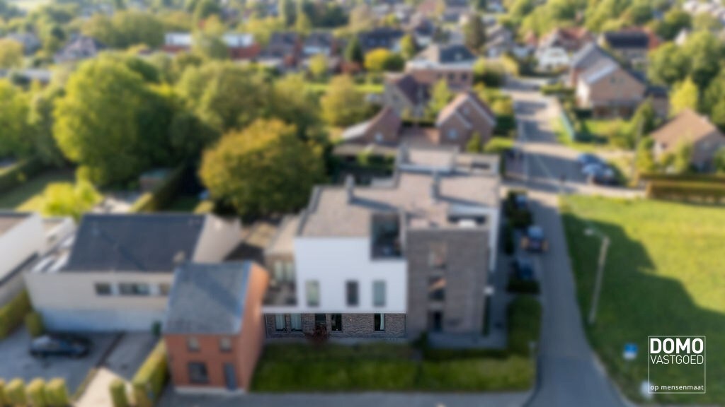 RUIM GELIJKVLOERS APPARTEMENT MET 2 SLAAPKAMERS, TERRAS EN PARKEERGELEGENHEID TE HASSELT (SINT-LAMBRECHTS-HERK) 