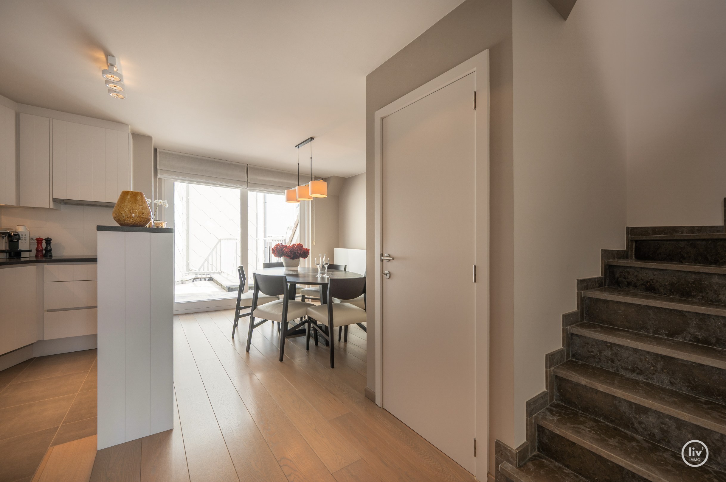 Appartement en duplex ensoleillé et spacieux avec terrasse orientée plein sud situé dans la Zoutelaan à Knokke. 