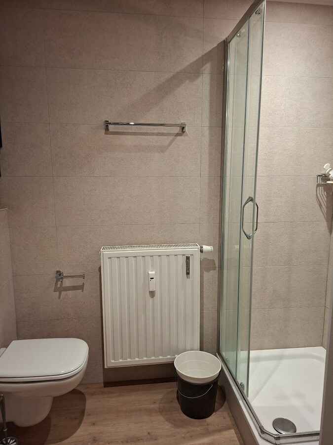 Les quais ( Colruyt) Lumineux studio état neuf. 