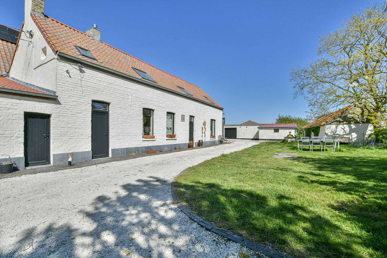 Authentieke hoeve met bouwland &amp; stallen op unieke landelijke ligging tussen De Haan en Nieuwmunster 