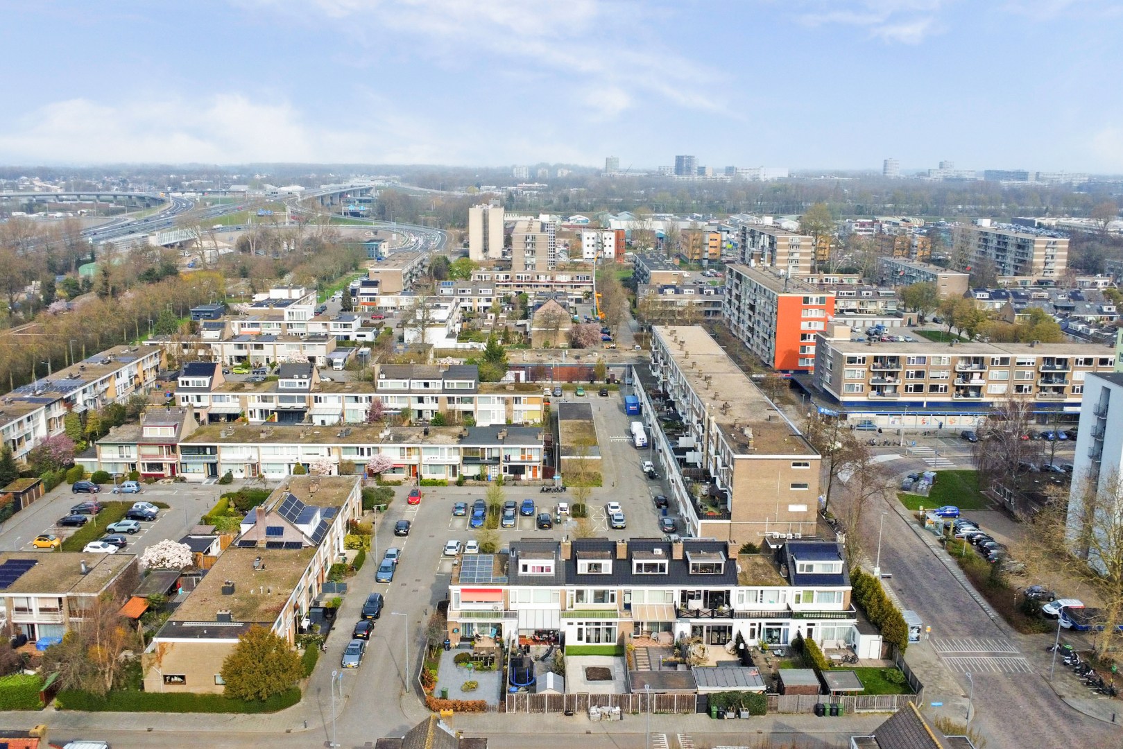 In het geliefde "Lage Land' is gelegen deze uitgebouwde 5-kamer tussenwoning met zonnige en diepe tuin en geheel gelegen op eigen grond. 