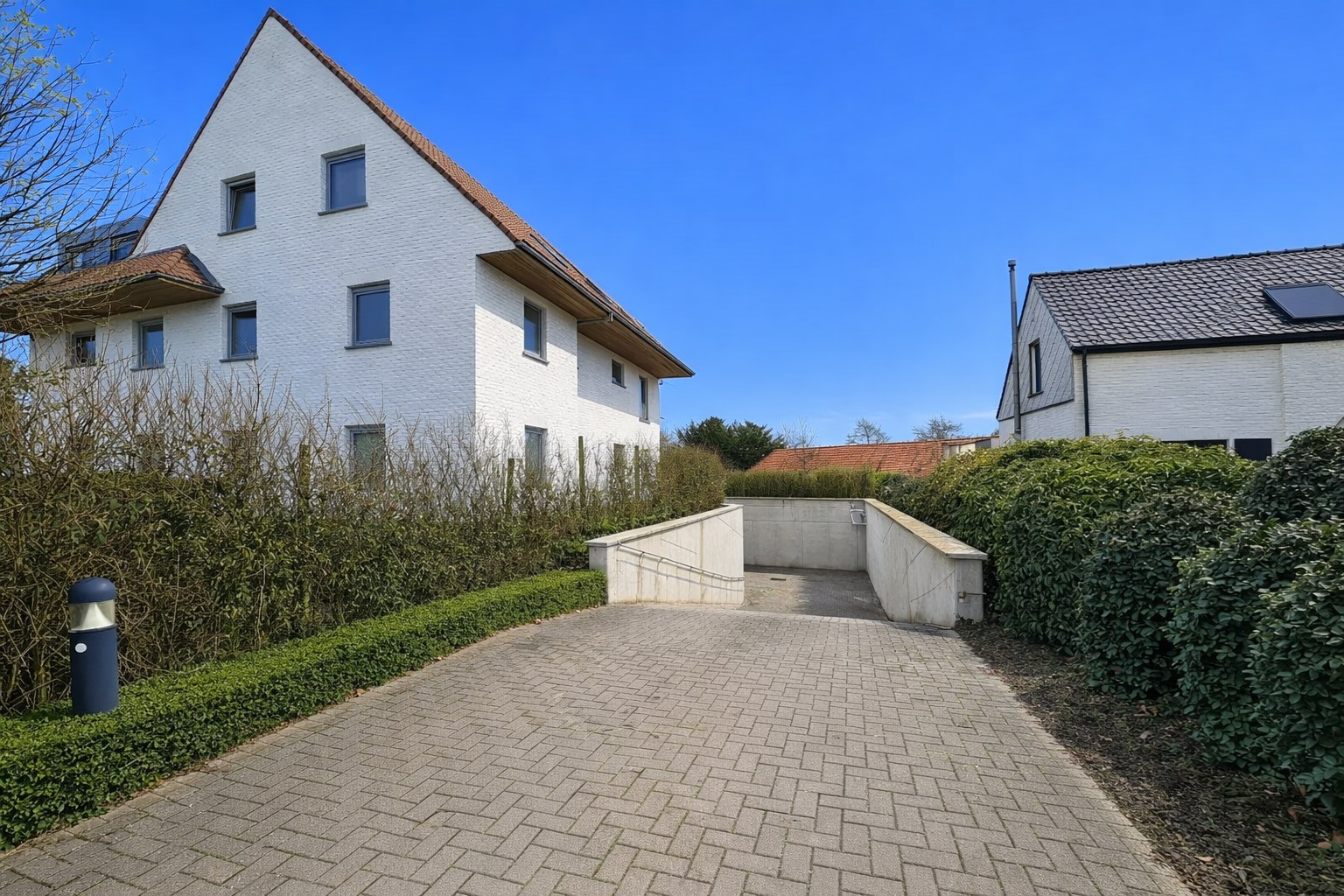 Ruime en recente garagebox (34 m²) in Nieuwpoort stad 