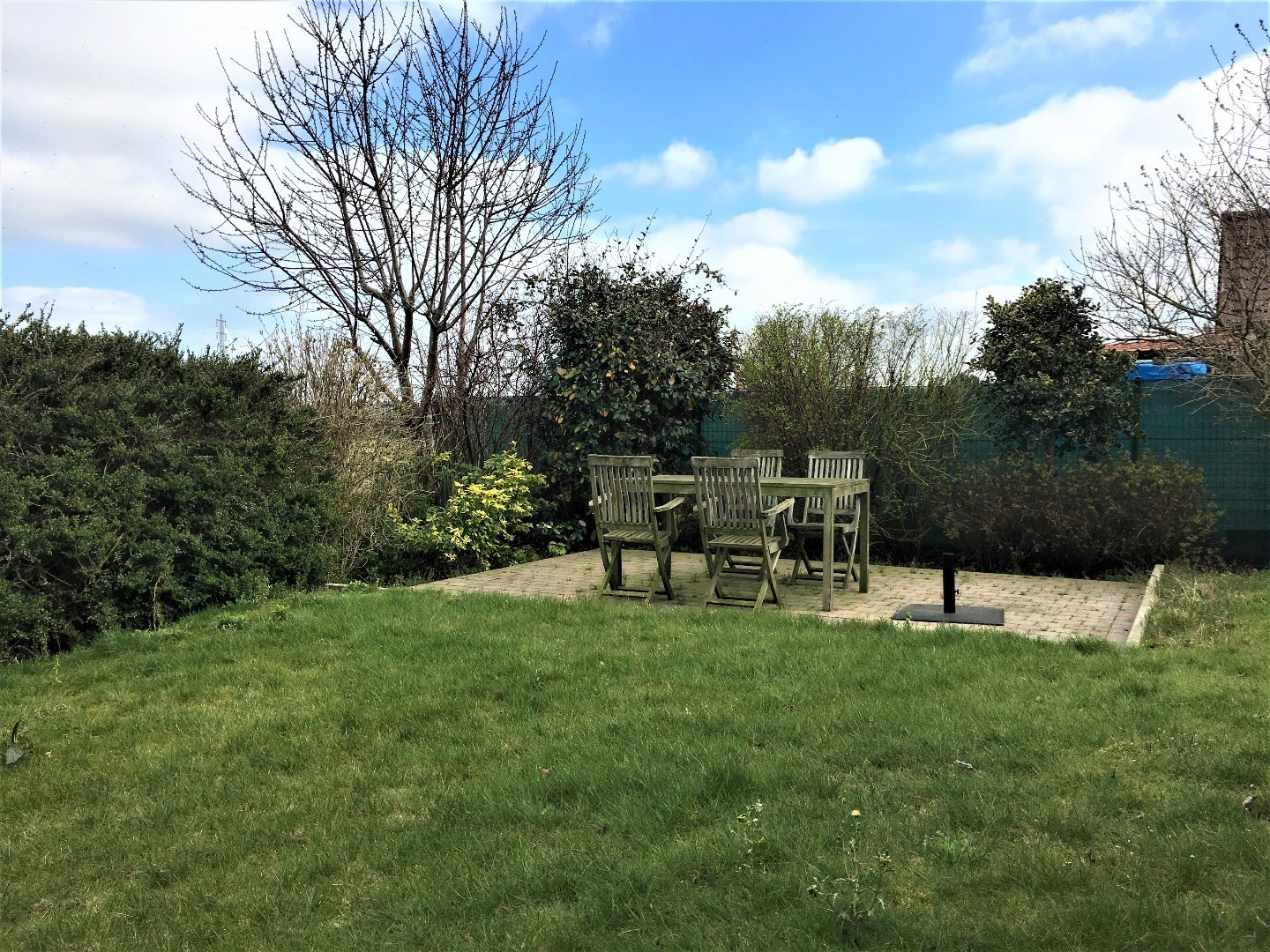 Gelijkvloerse woning met garage en tuin op 610m² 