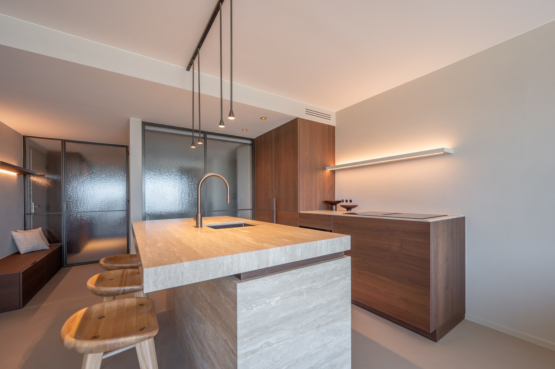 Prachtig gerenoveerd en instapklaar appartement met 3 slaapkamers en frontaal zeezicht, gelegen in een prestigieuze residentie op de zeedijk in het Zoute. 