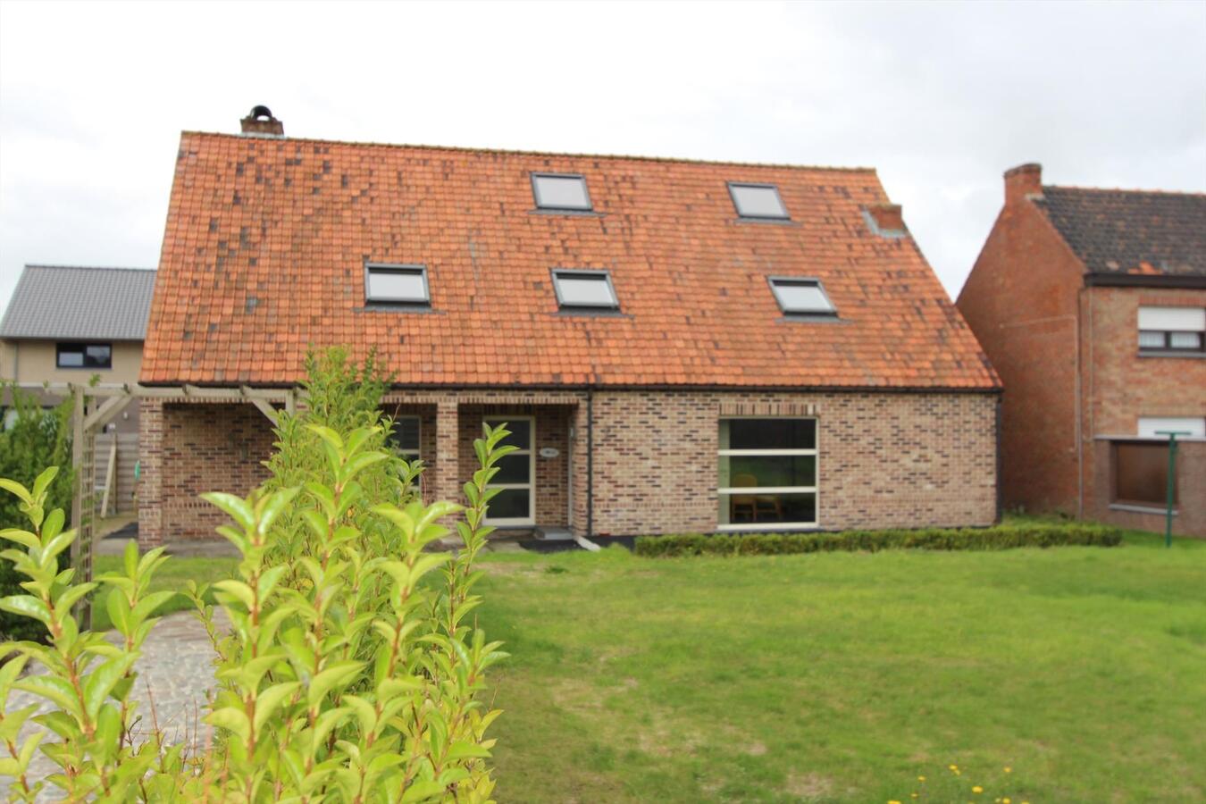 Ruime alleenstaande woning met 5 slaapkamers en garage te Koekelare 