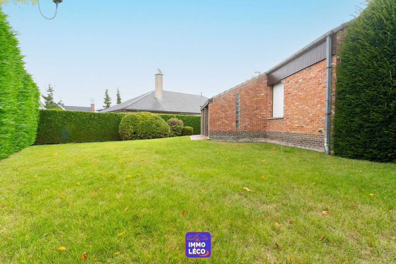 Villa d'architecte érigée sur 712m² avec jardin, double garage, parking privatif, dans un clos prisé ! 