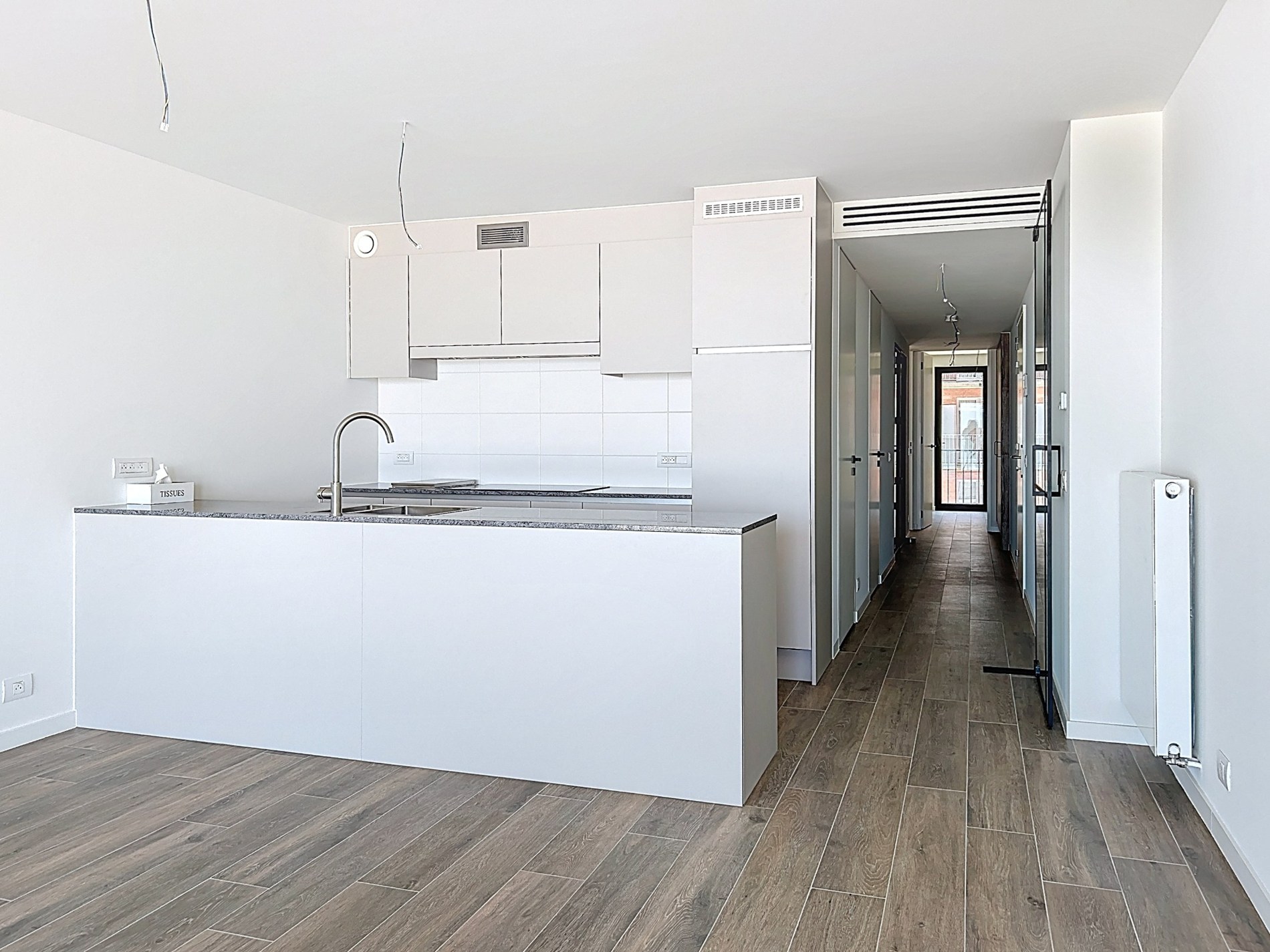 Appartement neuf haut de gamme au deuxième étage avec une vue imprenable sur la mer à vendre. 