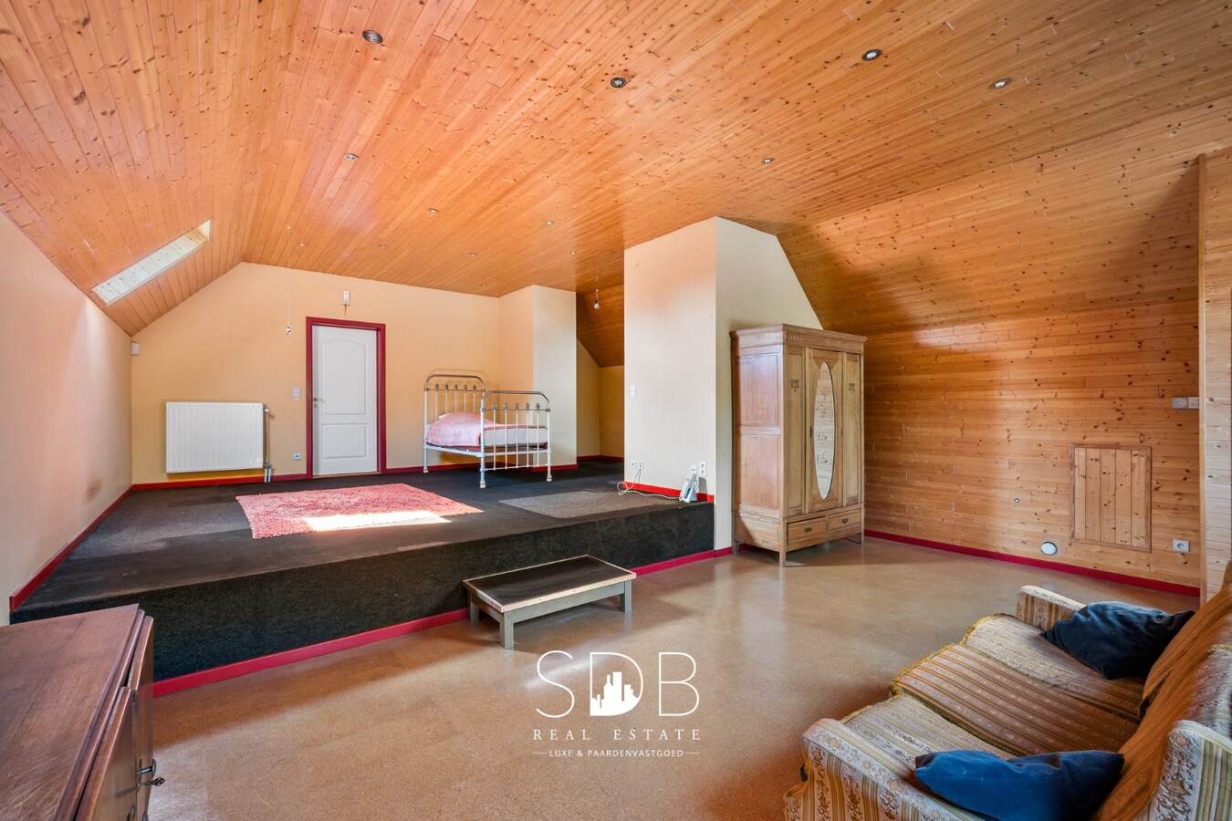 Hedendaagse villa met gezinstuin en graslanden op 7.496m² 