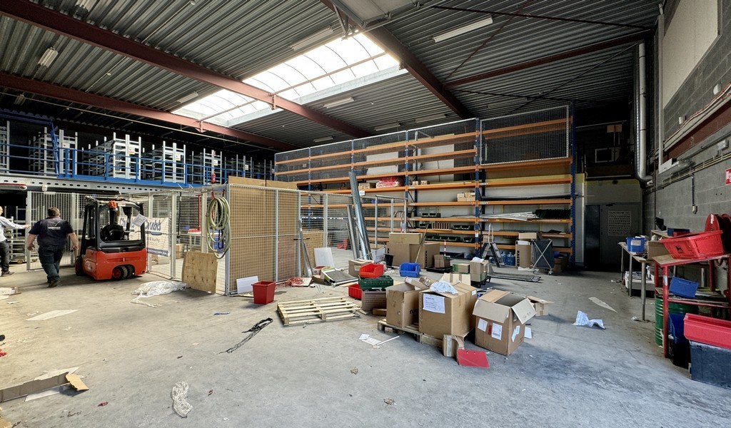 Bedrijfsunit te huur vlakbij oprit A12 te Aartselaar