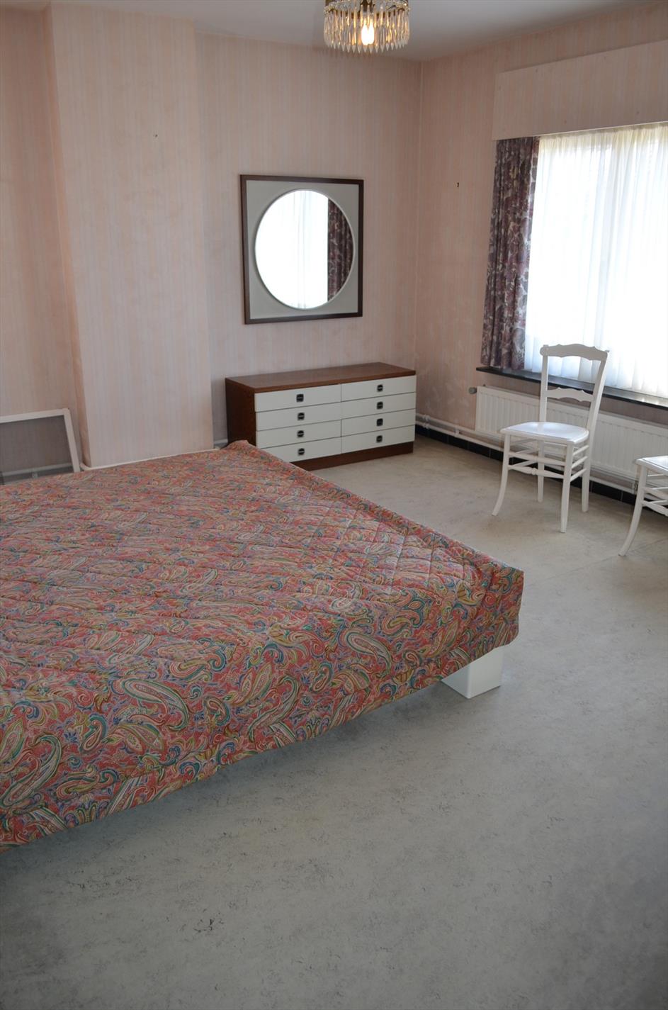 Op te frissen woning op 709m² rustig gelegen te Adegem 