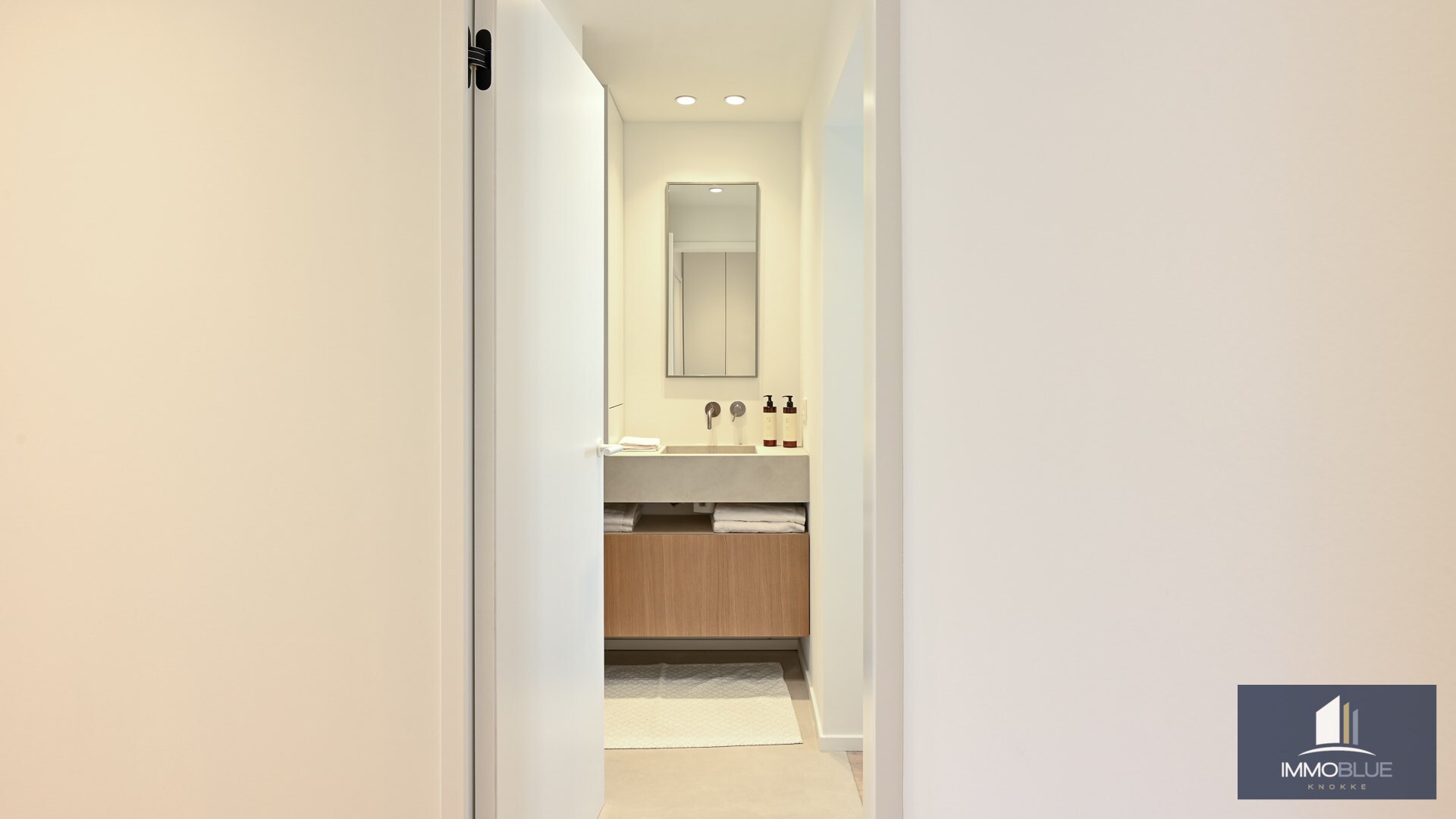 Appartement élégant et entièrement rénové, situé à deux pas de la mer. 