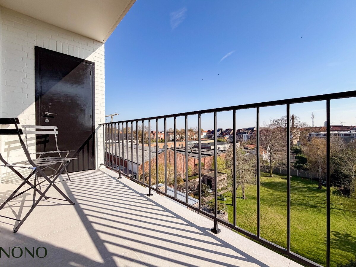 Fantastisch 2-slaapkamer appartement met staanplaats en terras pal in de Doorniksewijk ! 