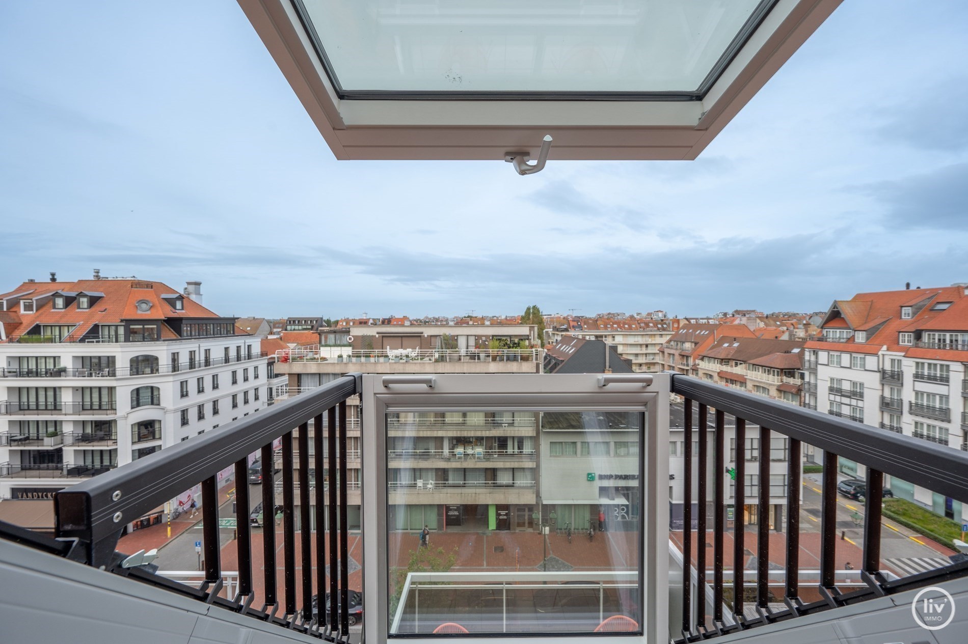 Superbe appartement en duplex magnifiquement rénové avec une spacieuse terrasse orientée vers l'ouest, situé sur la Lippenslaan à Knokke. 