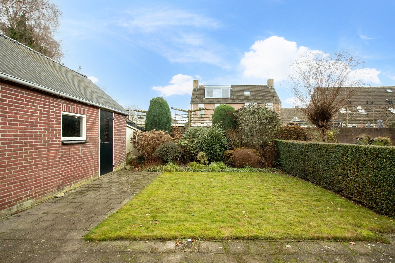 Halfvrijstaand woonhuis met garage gelegen op een royaal perceel van 460 m2. 