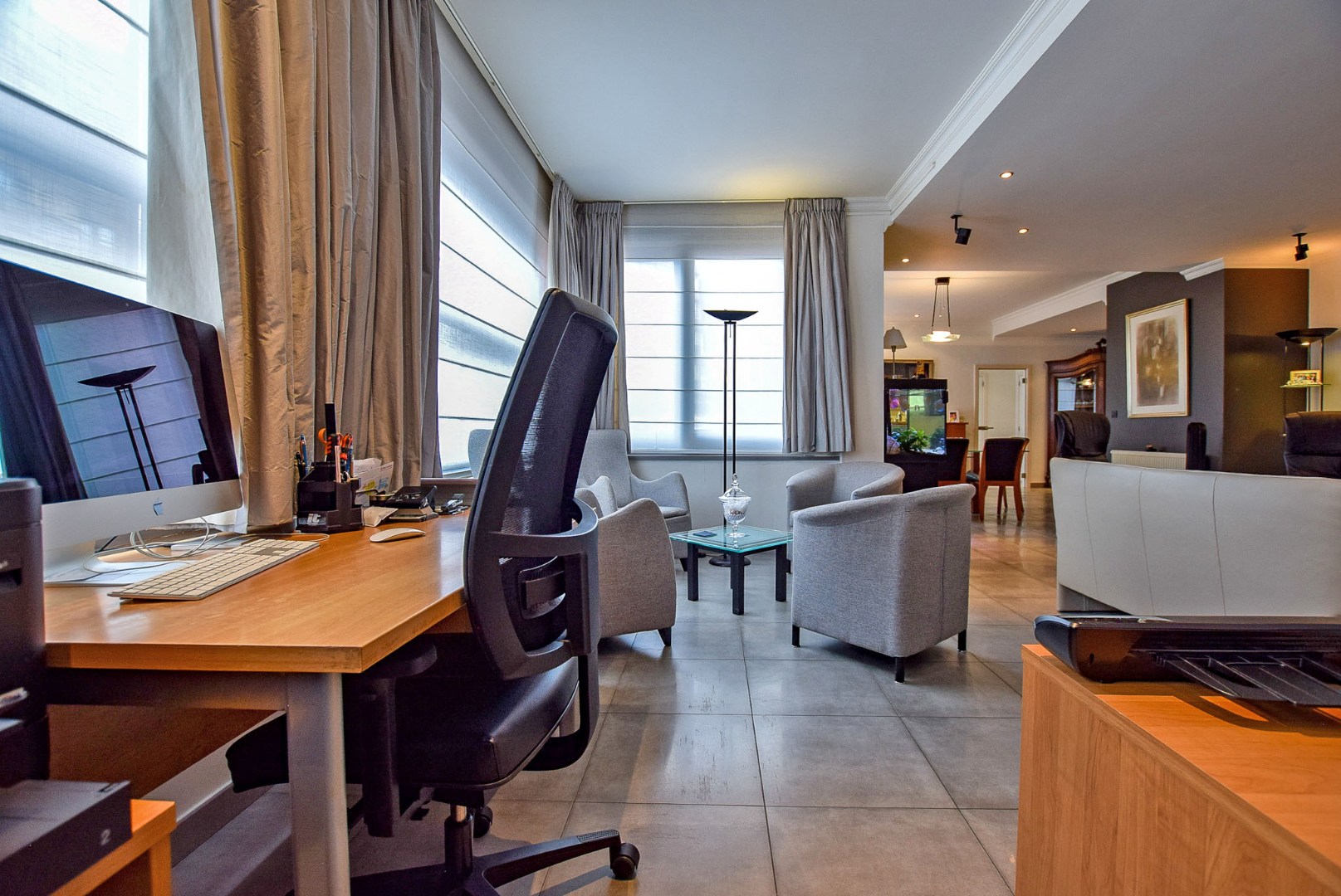 Prachtig onderhouden gelijkvloersappartement van maar liefst 175m² gelegen op 50m van het strand te Sint-Idesbald. 