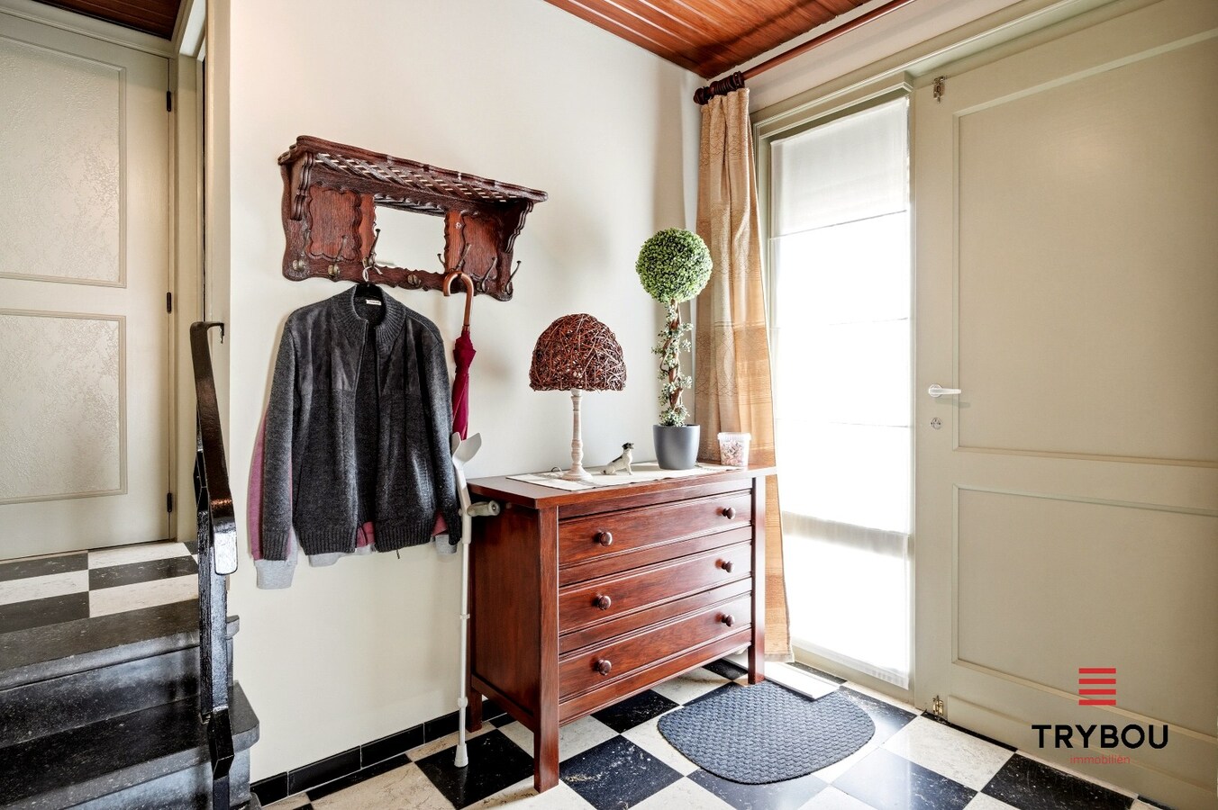 Alleenstaande woning op een ruim perceel met 3 slaapkamers en 2 garages! 