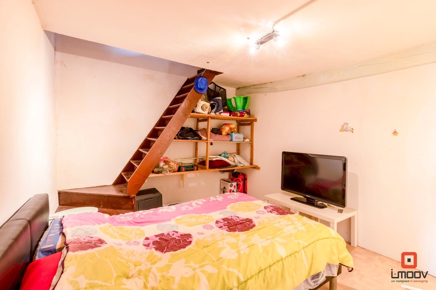 Te renoveren eengezinswoning met voldoende parkeermogelijkheden. 