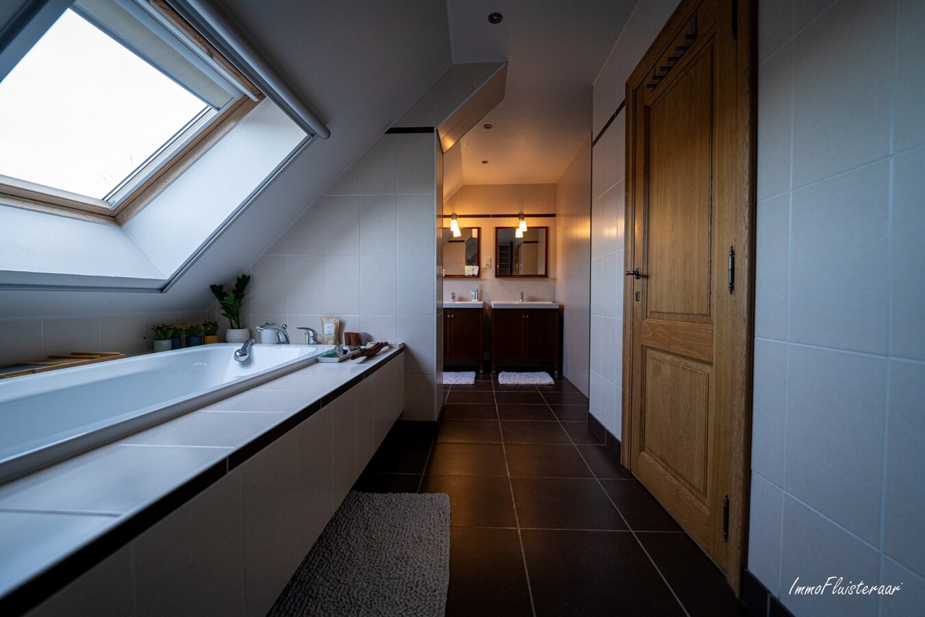 Karakteristieke villa met paardenaccommodatie op ca. 9.680 m2 te Tisselt (Willebroek) 