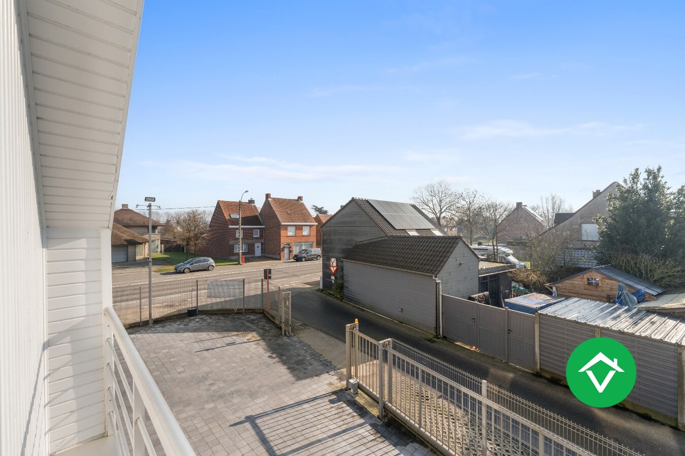 Functionele woning met drie slaapkamers, garage en ruime oprit te Ichtegem 