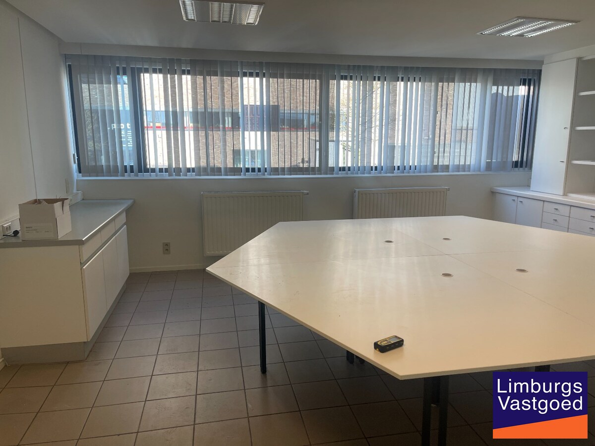 Industriële multifunctionele bedrijfsruimte van 1500m² in Hasselt met 2080 m² perceeloppervlakte en 50.00 parkeerplaatsen 