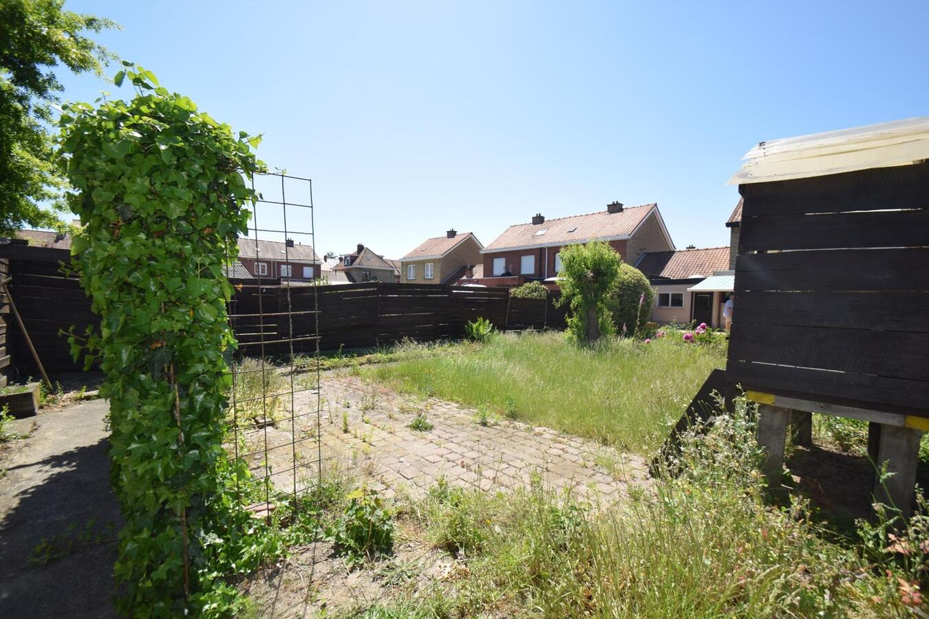 Ruime op te knappen woning met garage + zongerichte tuin, op 538 m² grond 