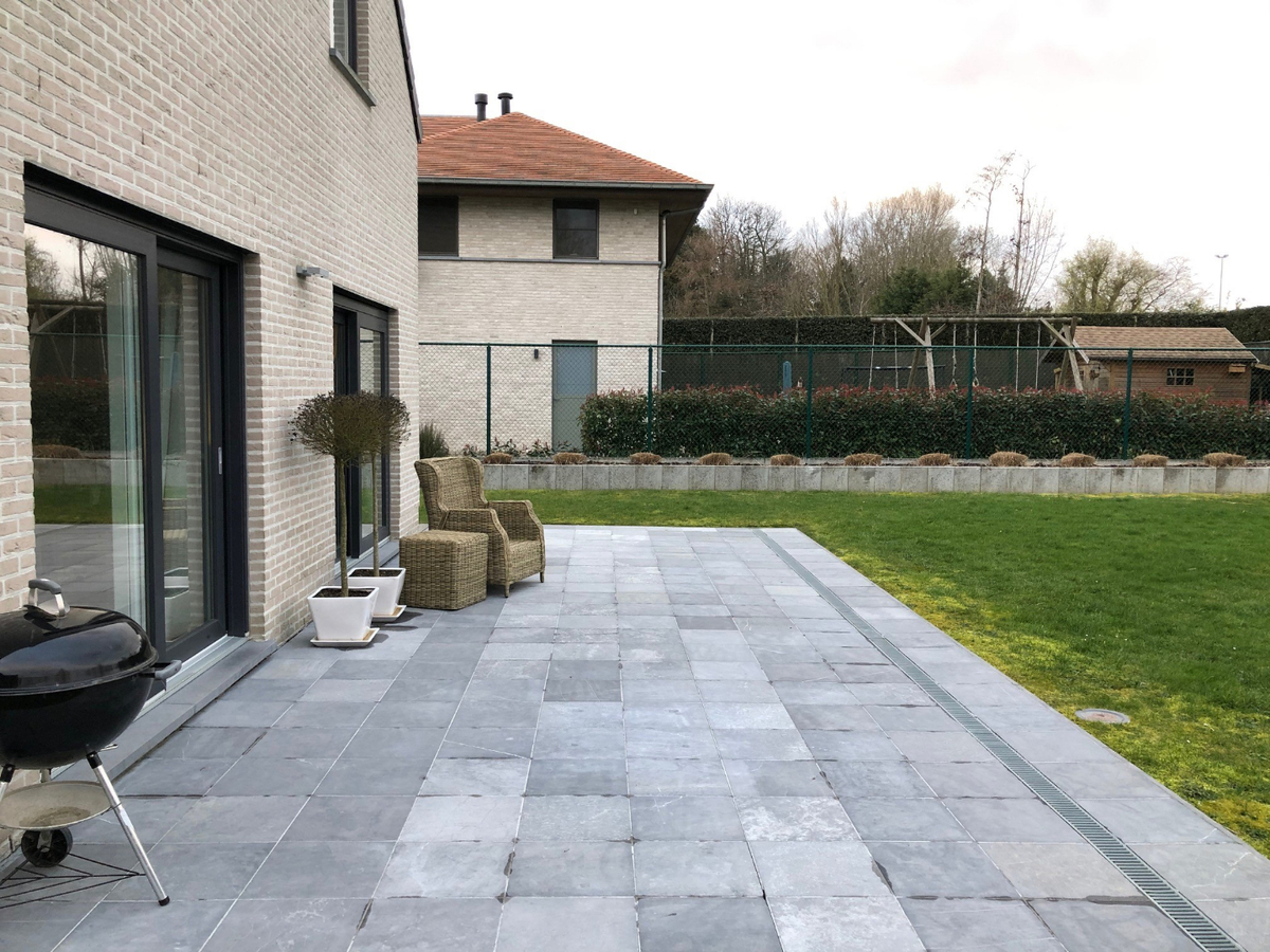 Ruime villa in residentiële wijk te Dikkelvenne 