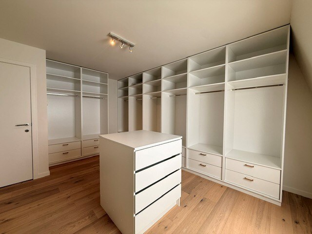 Luxe duplexappartement te huur in het hart van Maaseik, met lift, 2 slaapkamers en 2 terrassen. 