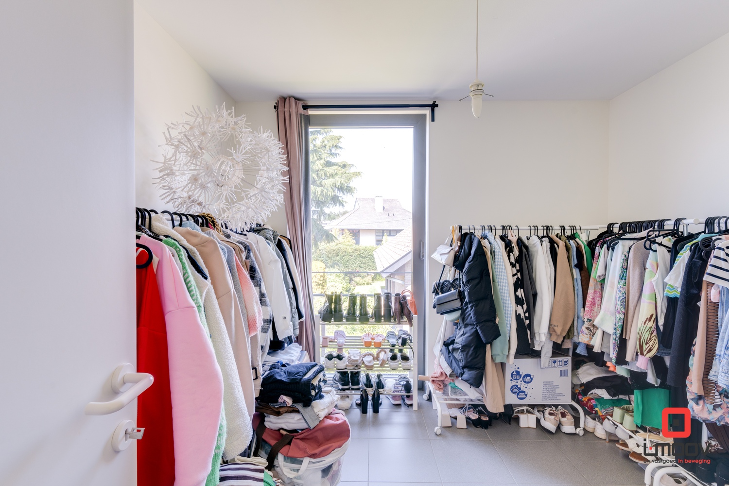 Ruime, lichtrijke halfopen bebouwing met tuin en oprit te Sint-Amandsberg 