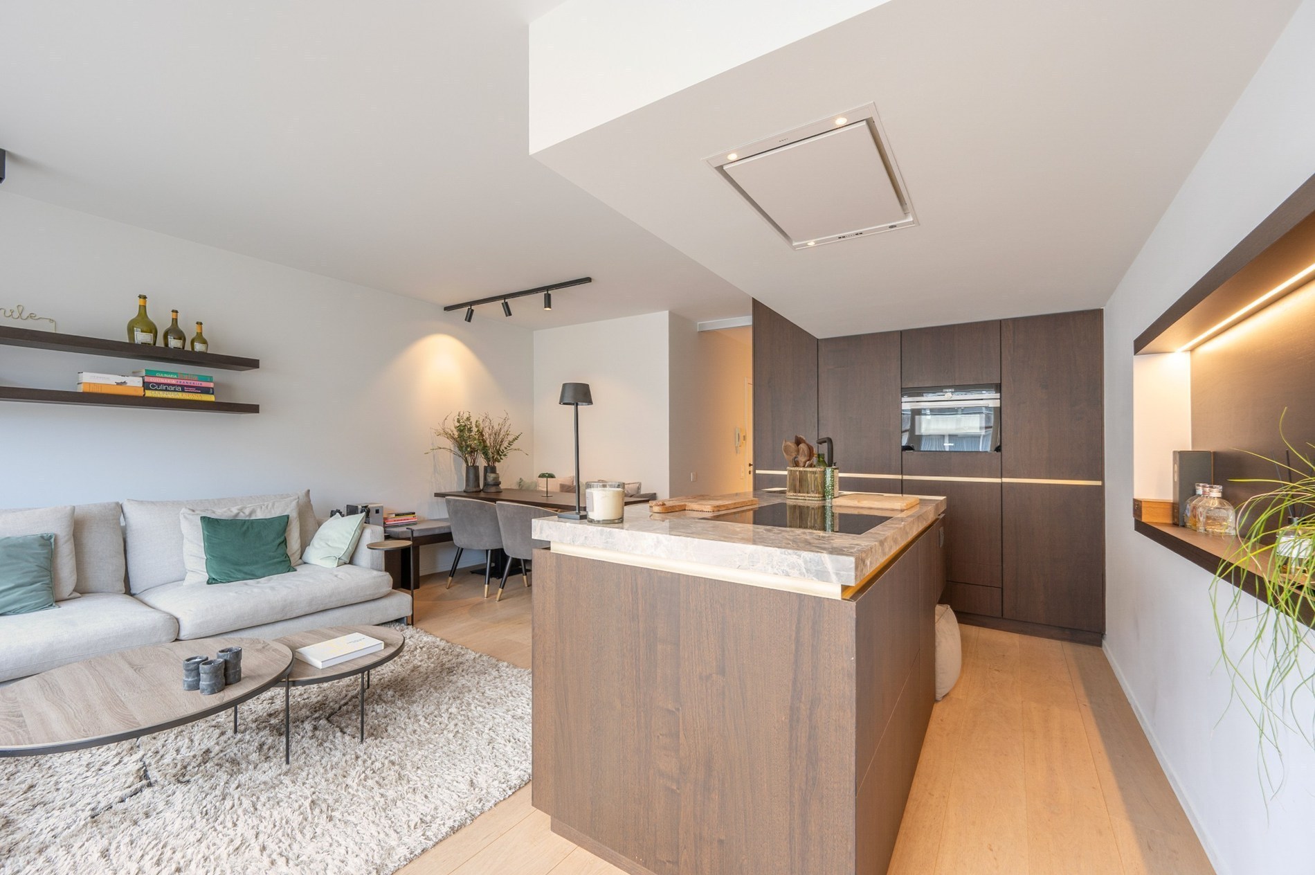OPENDEURDAG Zaterdag 29/08 - tussen 14u en 16u:  Luxueus volledig gerenoveerd 3 slaapkamer appartement te Parmentierlaan gelegen nabij de Zeedijk. 