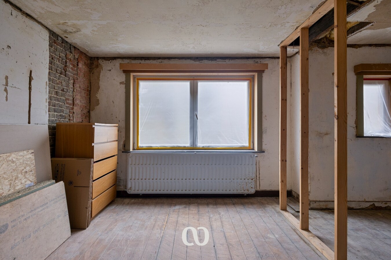 Gedeeltelijk gerenoveerde half open bebouwing met atelier 