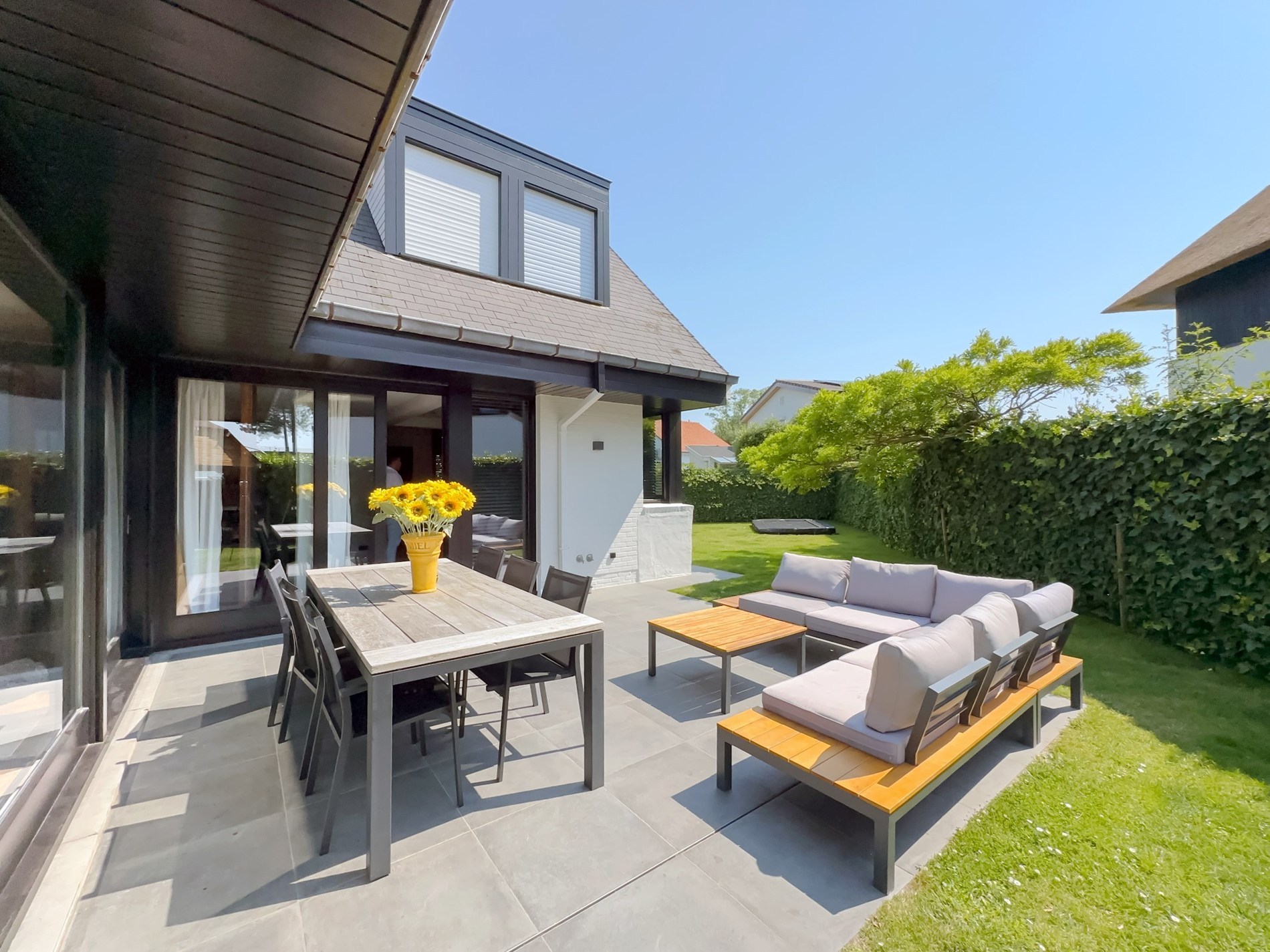 OPENDEURDAG Zaterdag 21/02 - 11u-13u (Hazelaarsdreef 7): Gezellig gerenoveerde alleenstaande villa met 3 slaapkamers en een prachtige tuin centraal gelegen in een doodlopende villawijk in Knokke. 