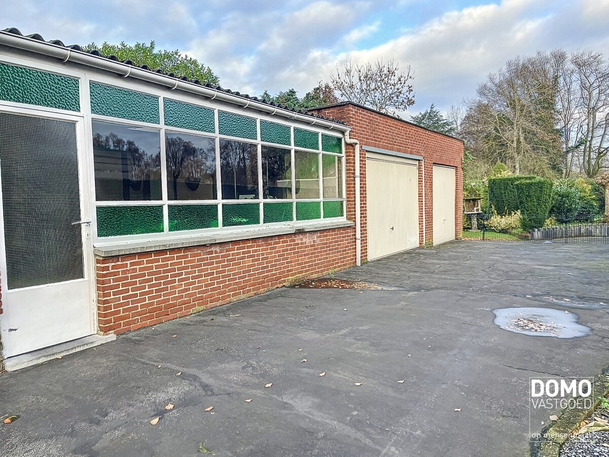 Ruime open bebouwing met tuin gelegen te Kermt. 