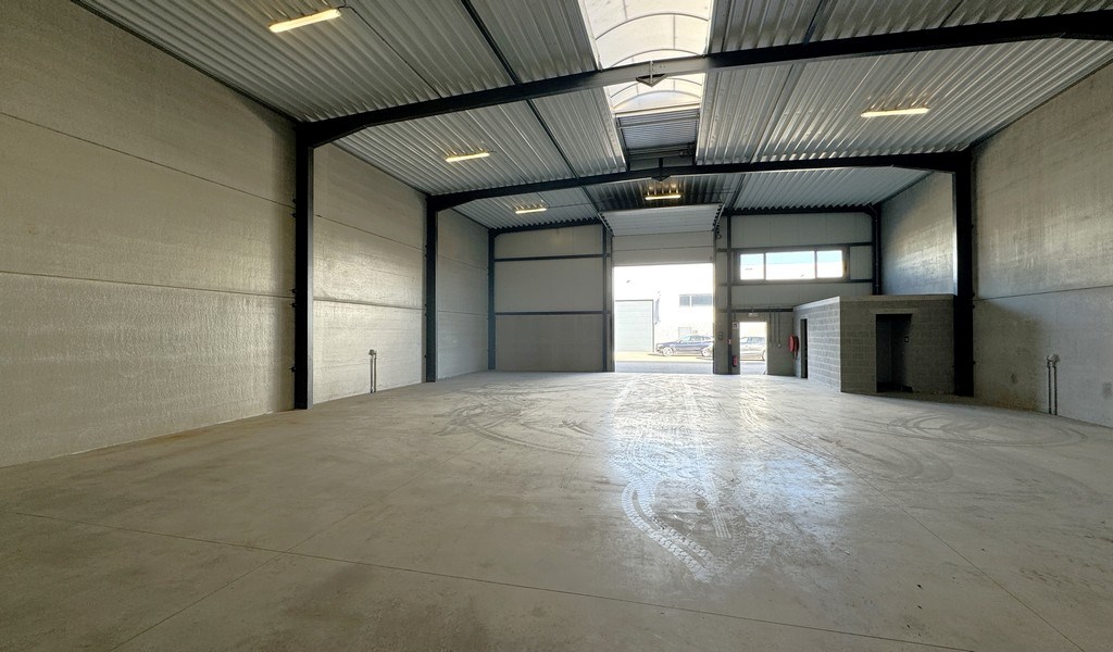 Magazijnen te huur langs kanaal in Sint-Lenaarts