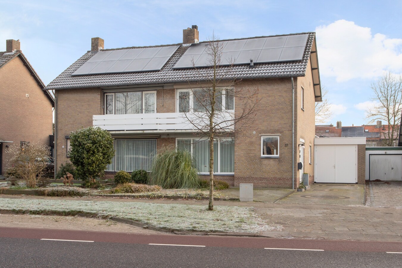 Zeer ruim halfvrijstaand woonhuis met aanpandige garage/berging en hobbyruimte/mantelzorgwoning. 