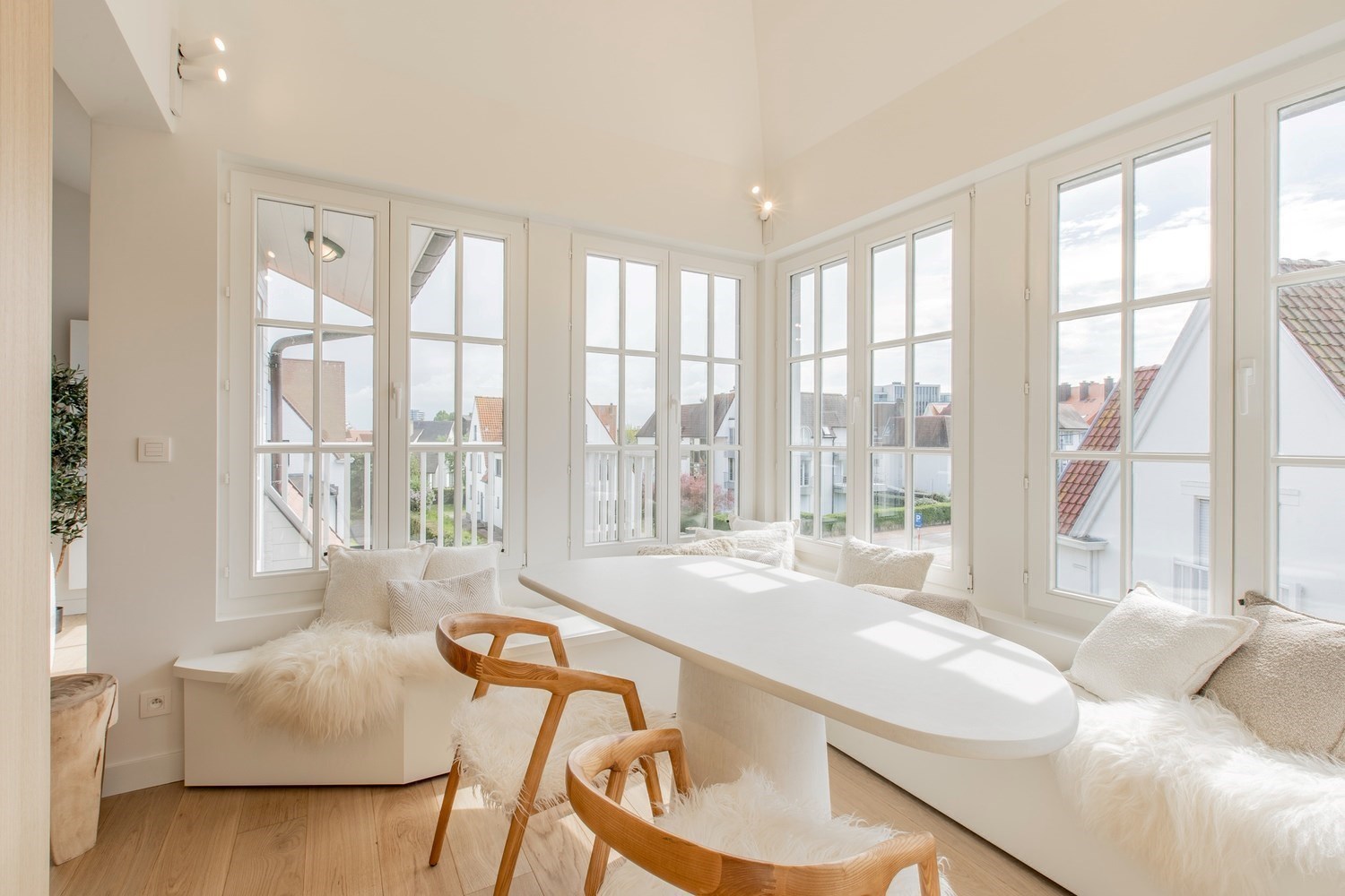 Lichtrijk penthouse appartement met aangename zonneterrassen op amper 50m wandelafstand van de Zeedijk-Albertstrand. 