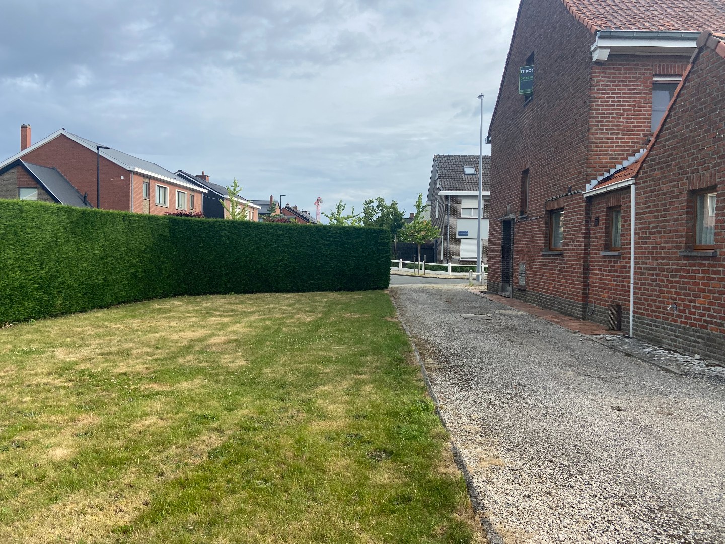 Degelijke halfopen bebouwing met groot potentieel op mooi hoekperceel van 524 m²! 